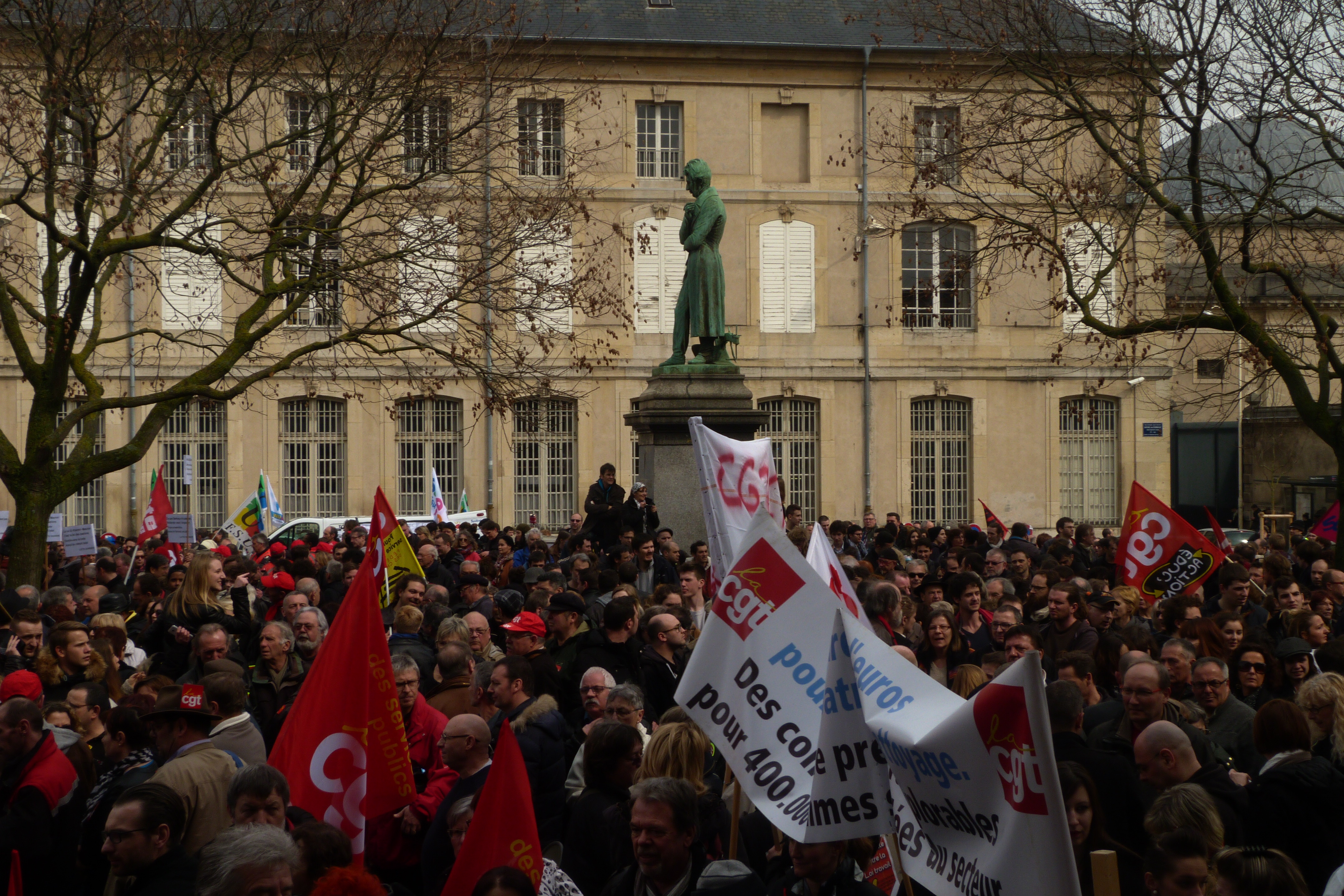 Les manifestants se rassemblent sur la Place Dombasle - Crédits photo : Elie Jofa