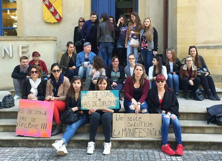 Les étudiants ASS1 et ASS2 devant le conseil régional à Metz le 26 mai - Crédits Photo : IRTS de Lorraine en grève (Facebook)