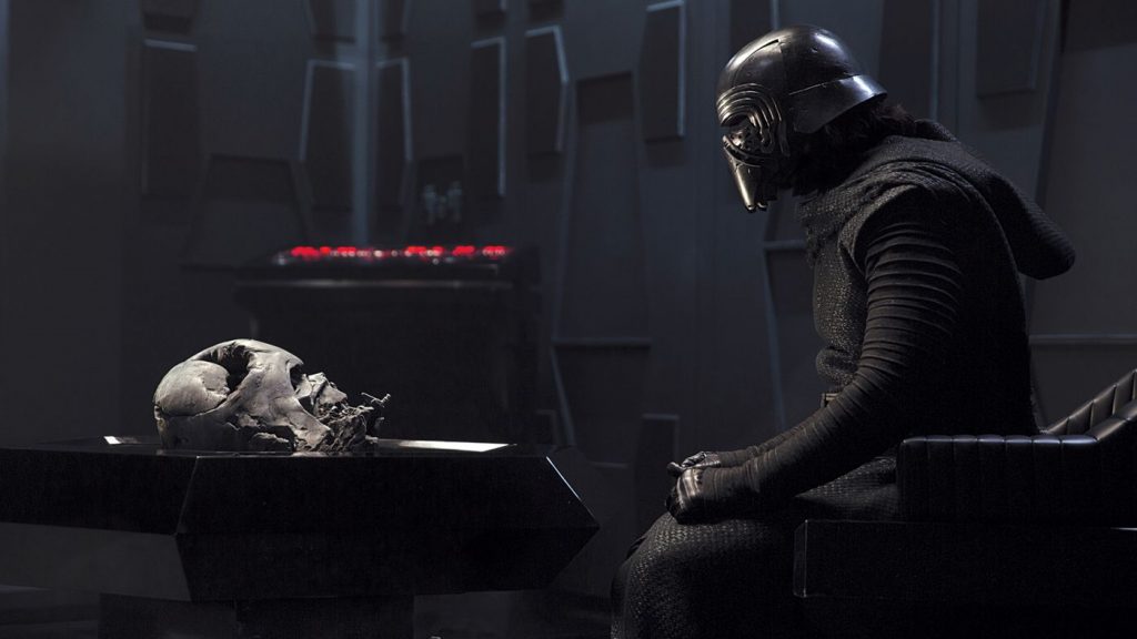 La fascination de Kylo Ren pour Vader, métaphore de la fascination des fans pour la trilogie originelle ? Source : Star Wars Wikia