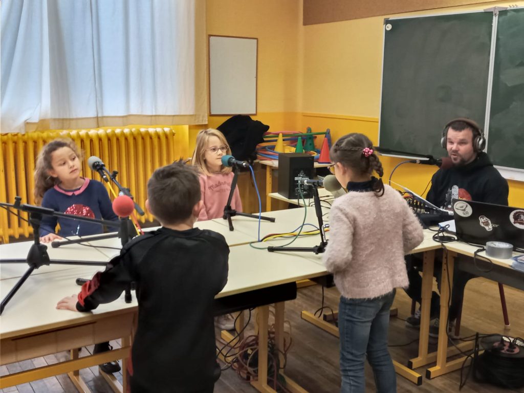 Ecole de Varangéville du 02 décembre : CP et CE1 découvrent les Lutins Farceurs