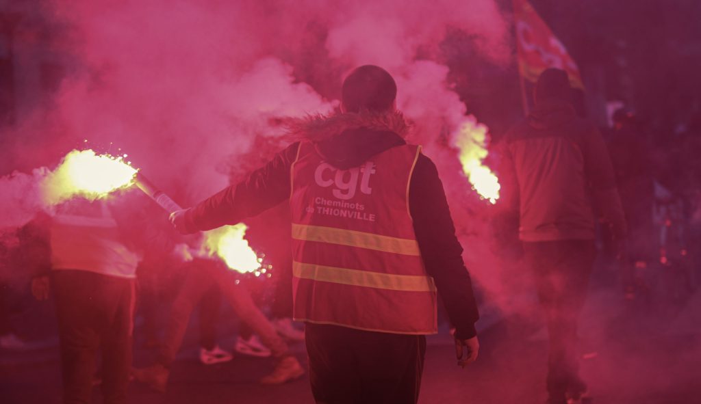 Arrivée sur la place d'Italie à Paris d'un manifestant de la CGT cheminots de Thionville, un fumigène à la main. // Photo : Clément Roudot