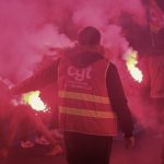 Arrivée sur la place d'Italie à Paris d'un manifestant de la CGT cheminots de Thionville, un fumigène à la main. // Photo : Clément Roudot
