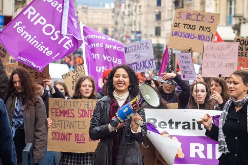 Inès Guaaybess, présidente de Nous Toutes 54 menant le cortège du 8 mars