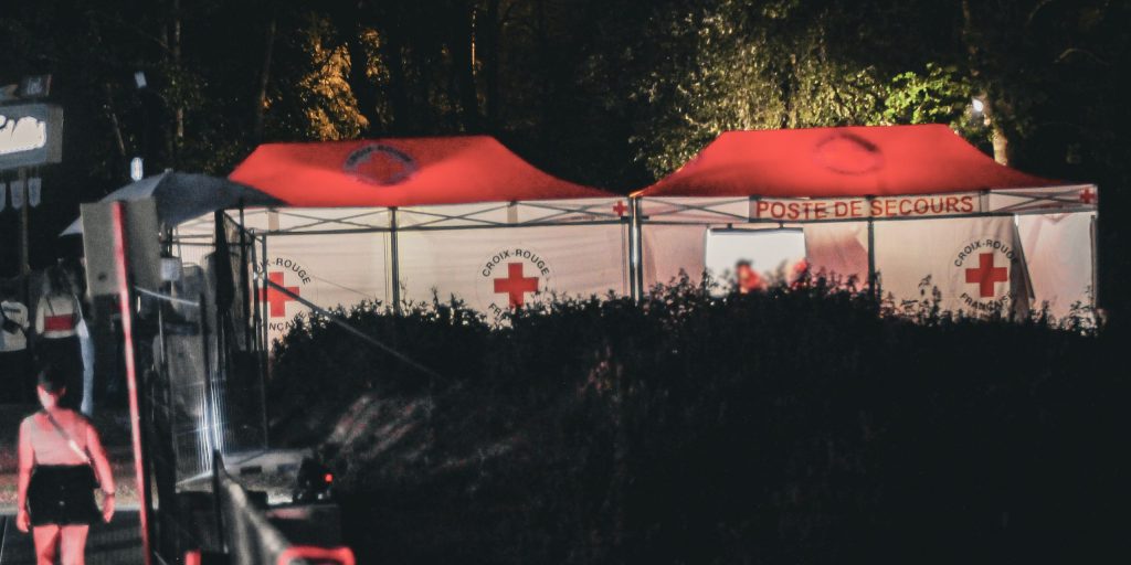 Poste de secours Croix Rouge proche de la scène Greenfloor au Cabaret Vert 2023.